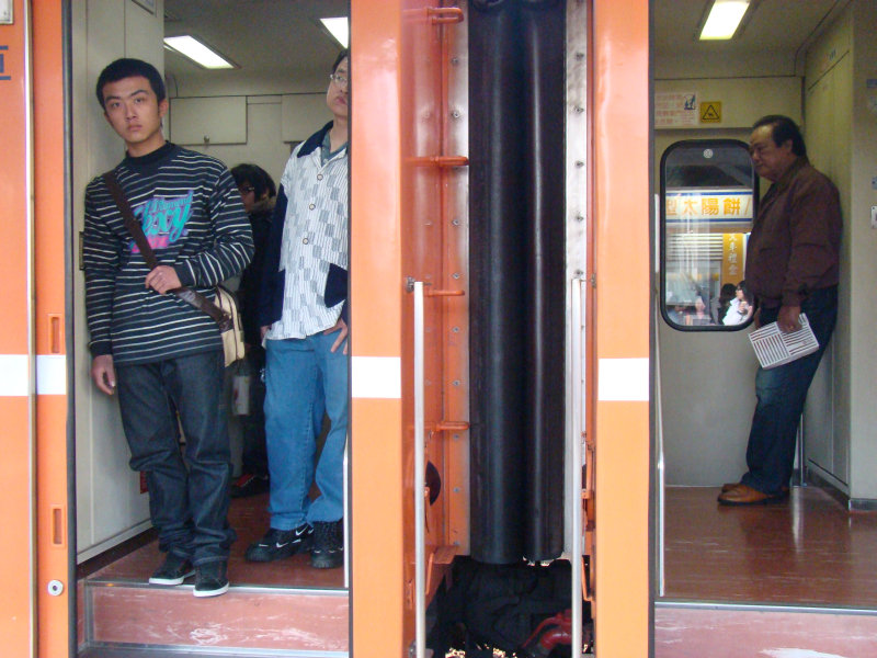 台灣鐵路旅遊攝影台中火車站月台交談旅客2009攝影照片255