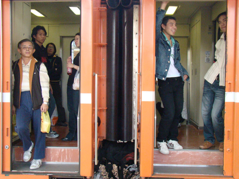 台灣鐵路旅遊攝影台中火車站月台交談旅客2009攝影照片257