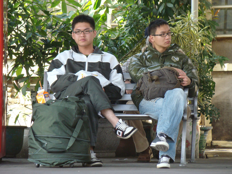 台灣鐵路旅遊攝影台中火車站月台交談旅客2009攝影照片265