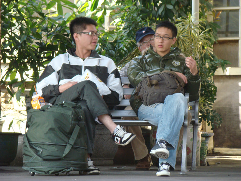 台灣鐵路旅遊攝影台中火車站月台交談旅客2009攝影照片266