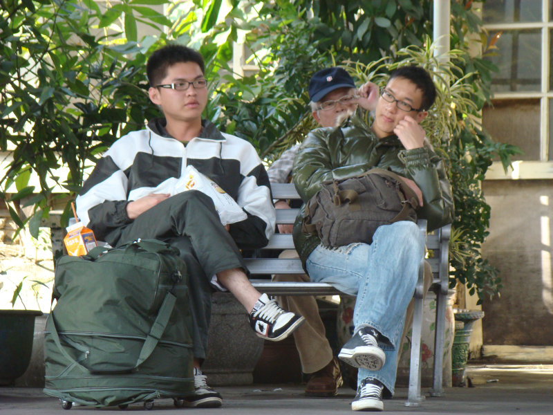 台灣鐵路旅遊攝影台中火車站月台交談旅客2009攝影照片267