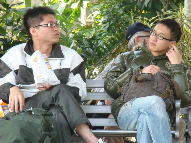 台灣鐵路旅遊攝影台中火車站月台交談旅客2009攝影照片271