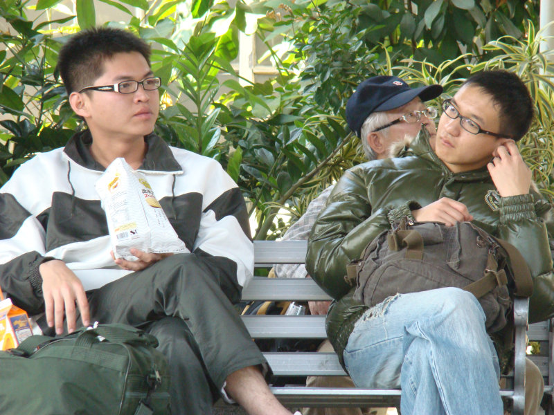 台灣鐵路旅遊攝影台中火車站月台交談旅客2009攝影照片274