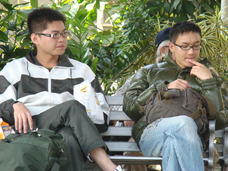 台灣鐵路旅遊攝影台中火車站月台交談旅客2009攝影照片278