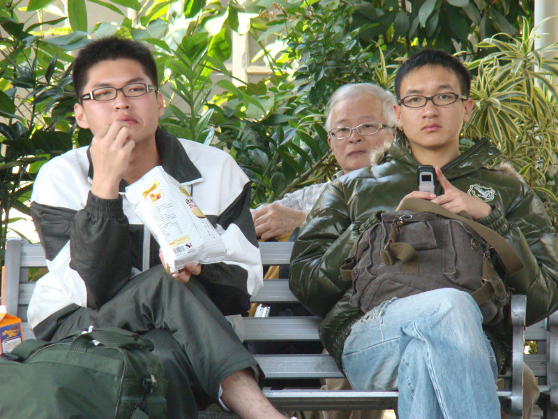 台灣鐵路旅遊攝影台中火車站月台交談旅客2009攝影照片282