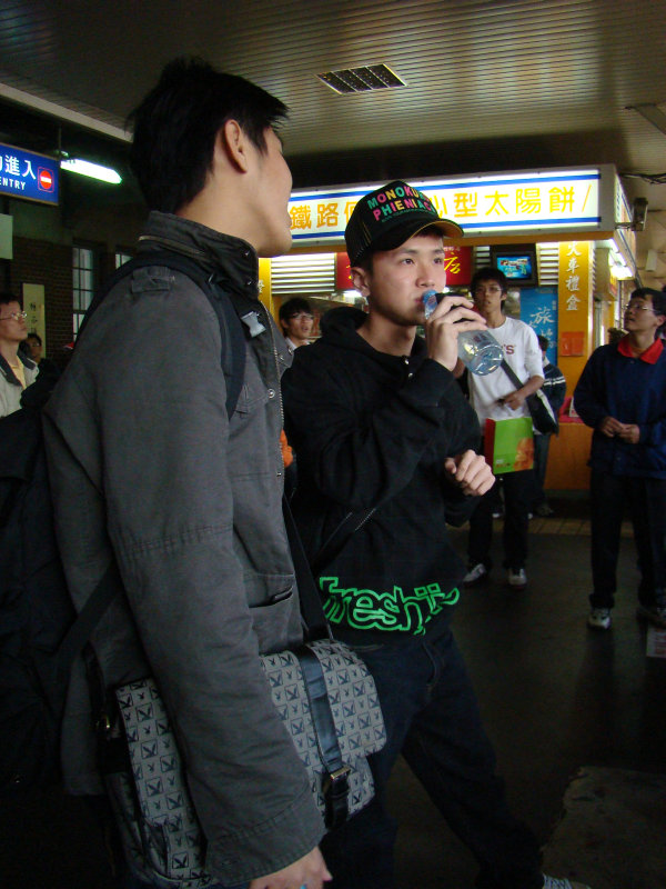 台灣鐵路旅遊攝影台中火車站月台交談旅客2009攝影照片284