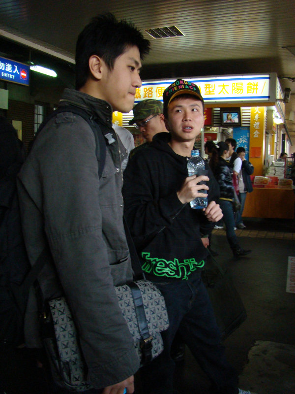 台灣鐵路旅遊攝影台中火車站月台交談旅客2009攝影照片288