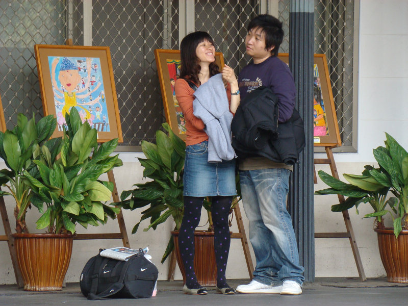 台灣鐵路旅遊攝影台中火車站月台交談旅客2009攝影照片289