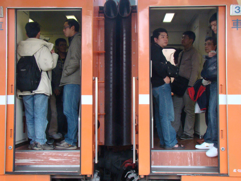 台灣鐵路旅遊攝影台中火車站月台交談旅客2009攝影照片299