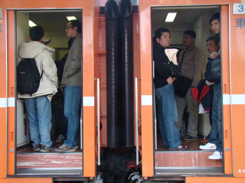 台灣鐵路旅遊攝影台中火車站月台交談旅客2009攝影照片300