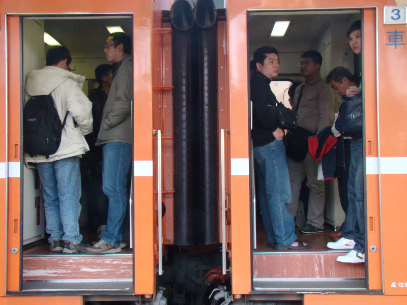 台灣鐵路旅遊攝影台中火車站月台交談旅客2009攝影照片302