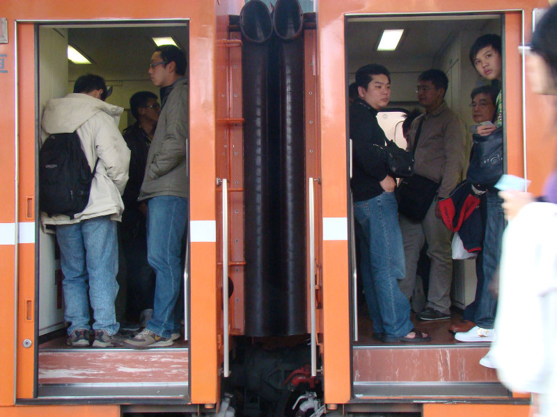 台灣鐵路旅遊攝影台中火車站月台交談旅客2009攝影照片303