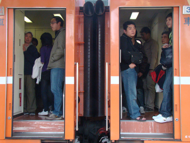 台灣鐵路旅遊攝影台中火車站月台交談旅客2009攝影照片305