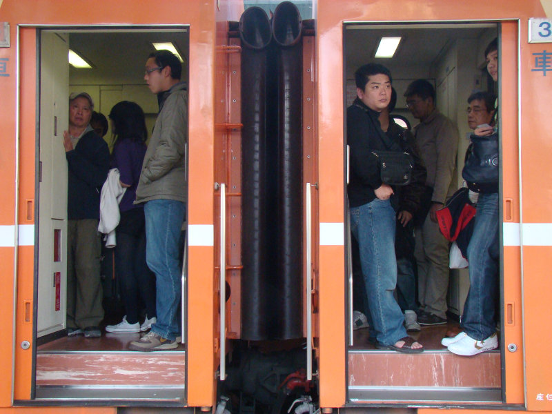 台灣鐵路旅遊攝影台中火車站月台交談旅客2009攝影照片306