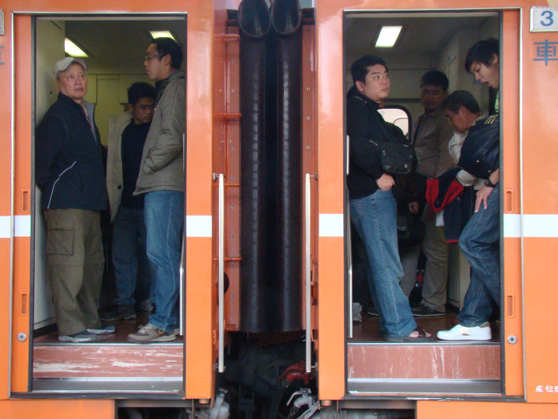 台灣鐵路旅遊攝影台中火車站月台交談旅客2009攝影照片308