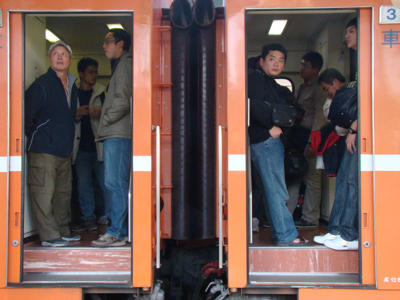 台灣鐵路旅遊攝影台中火車站月台交談旅客2009攝影照片309