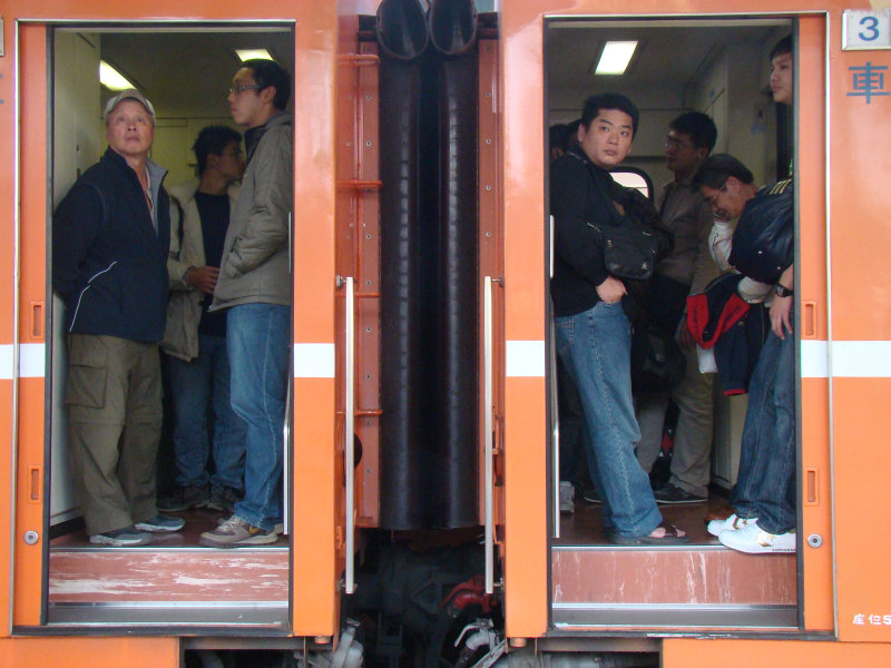 台灣鐵路旅遊攝影台中火車站月台交談旅客2009攝影照片310