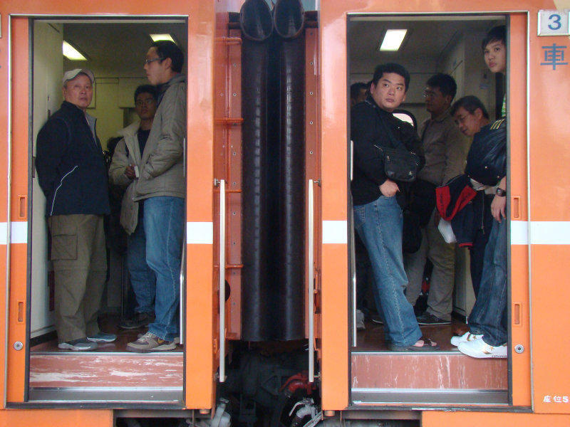 台灣鐵路旅遊攝影台中火車站月台交談旅客2009攝影照片312