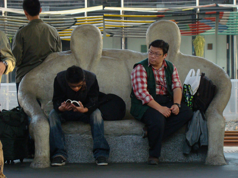 台灣鐵路旅遊攝影台中火車站月台交談旅客2009攝影照片314