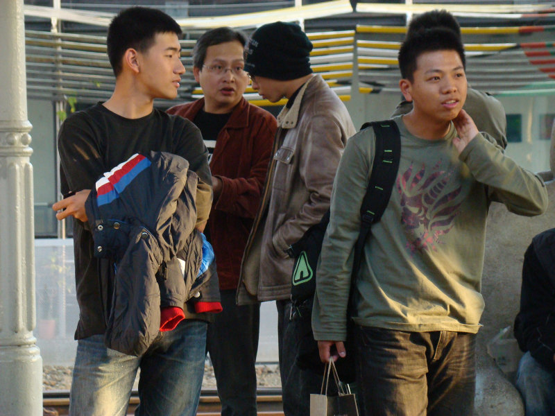 台灣鐵路旅遊攝影台中火車站月台交談旅客2009攝影照片315