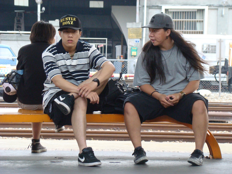台灣鐵路旅遊攝影台中火車站月台交談旅客2009攝影照片325