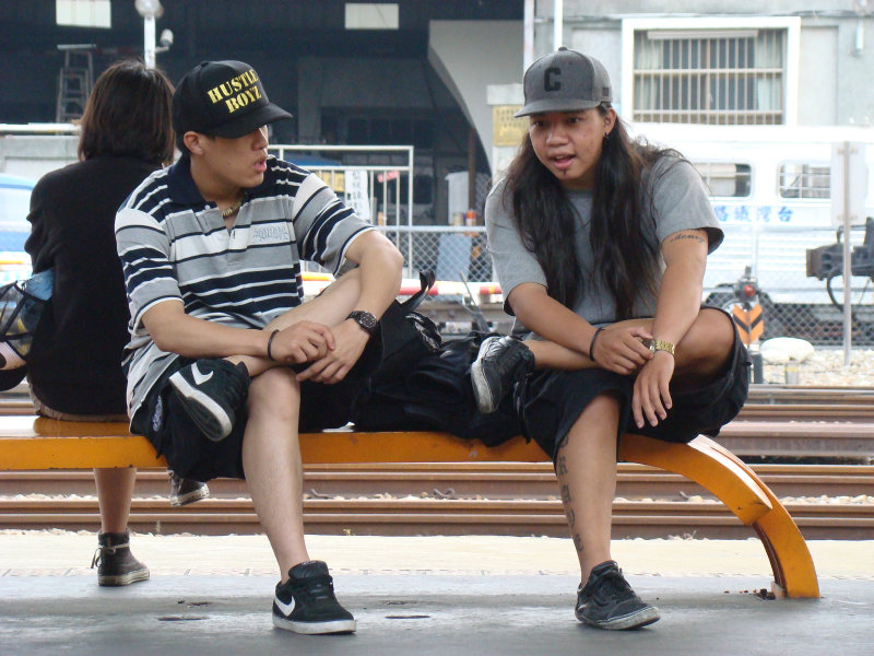 台灣鐵路旅遊攝影台中火車站月台交談旅客2009攝影照片331