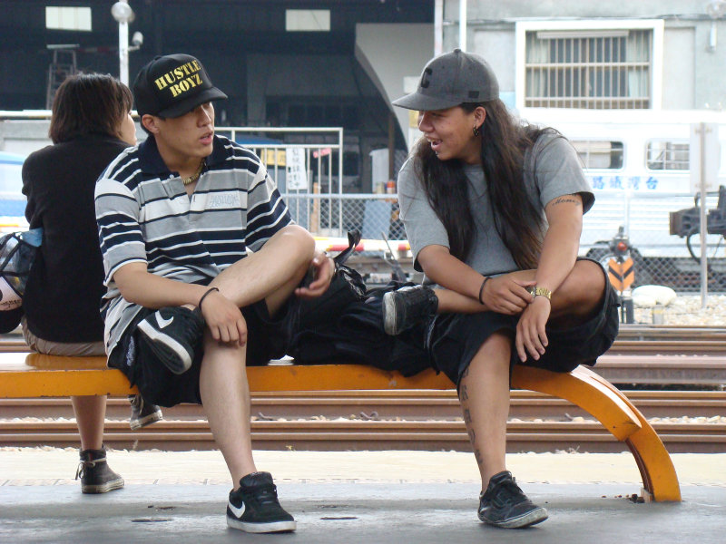 台灣鐵路旅遊攝影台中火車站月台交談旅客2009攝影照片333