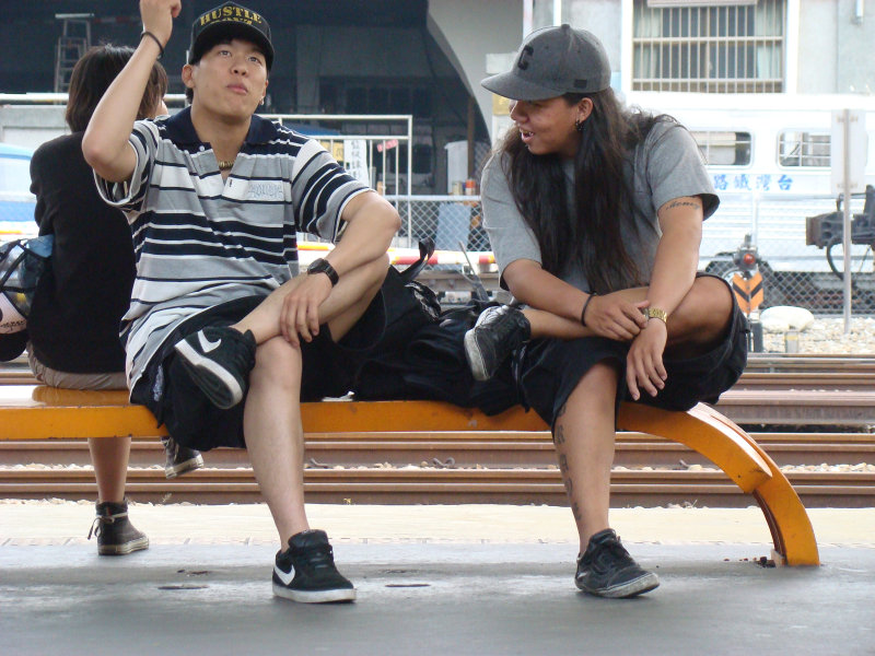 台灣鐵路旅遊攝影台中火車站月台交談旅客2009攝影照片336