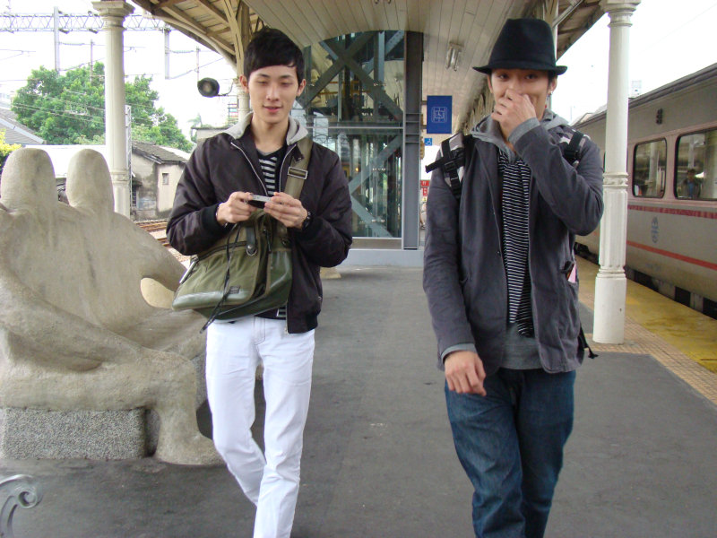 台灣鐵路旅遊攝影台中火車站月台交談旅客2009攝影照片357