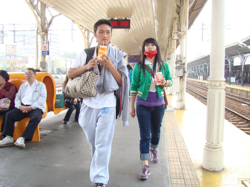 台灣鐵路旅遊攝影台中火車站月台交談旅客2009攝影照片362