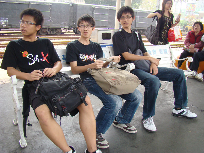 台灣鐵路旅遊攝影台中火車站月台交談旅客2009攝影照片363