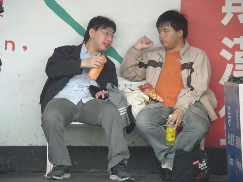 台灣鐵路旅遊攝影台中火車站月台交談旅客2009攝影照片368