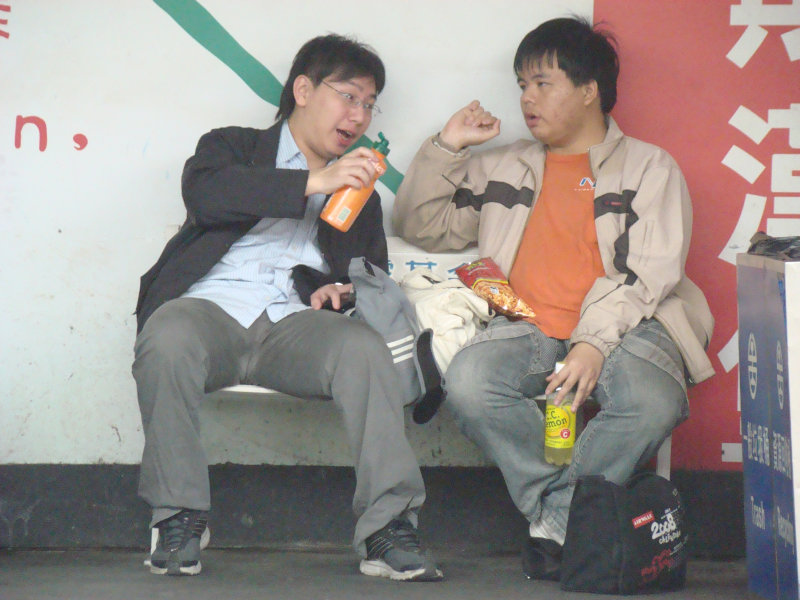 台灣鐵路旅遊攝影台中火車站月台交談旅客2009攝影照片369