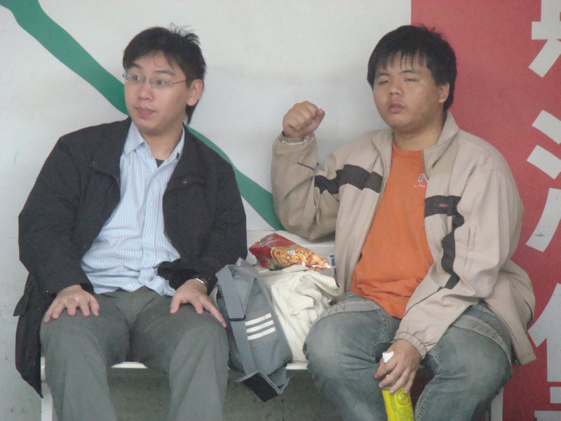 台灣鐵路旅遊攝影台中火車站月台交談旅客2009攝影照片372