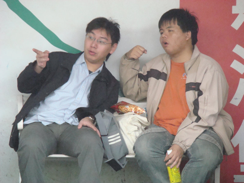 台灣鐵路旅遊攝影台中火車站月台交談旅客2009攝影照片373