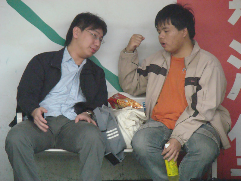 台灣鐵路旅遊攝影台中火車站月台交談旅客2009攝影照片376