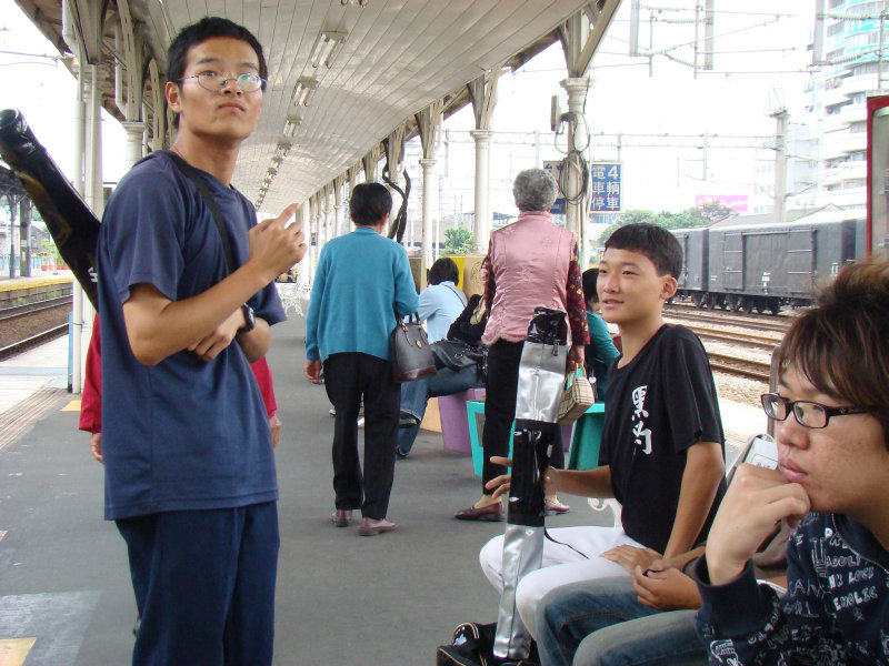台灣鐵路旅遊攝影台中火車站月台交談旅客2009攝影照片382