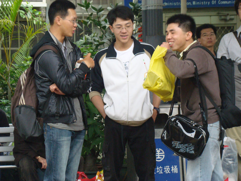 台灣鐵路旅遊攝影台中火車站月台交談旅客2009攝影照片387