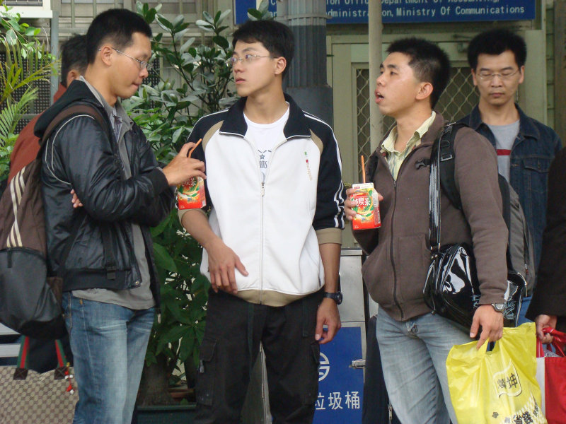 台灣鐵路旅遊攝影台中火車站月台交談旅客2009攝影照片391