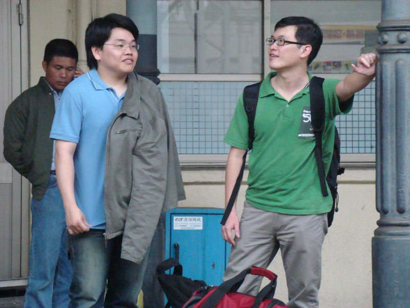 台灣鐵路旅遊攝影台中火車站月台交談旅客2009攝影照片394