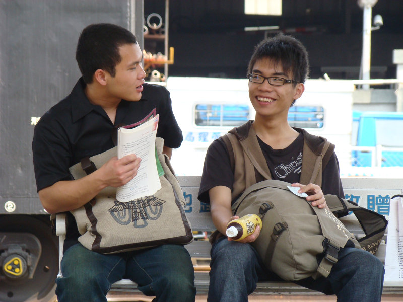 台灣鐵路旅遊攝影台中火車站月台交談旅客2009攝影照片395