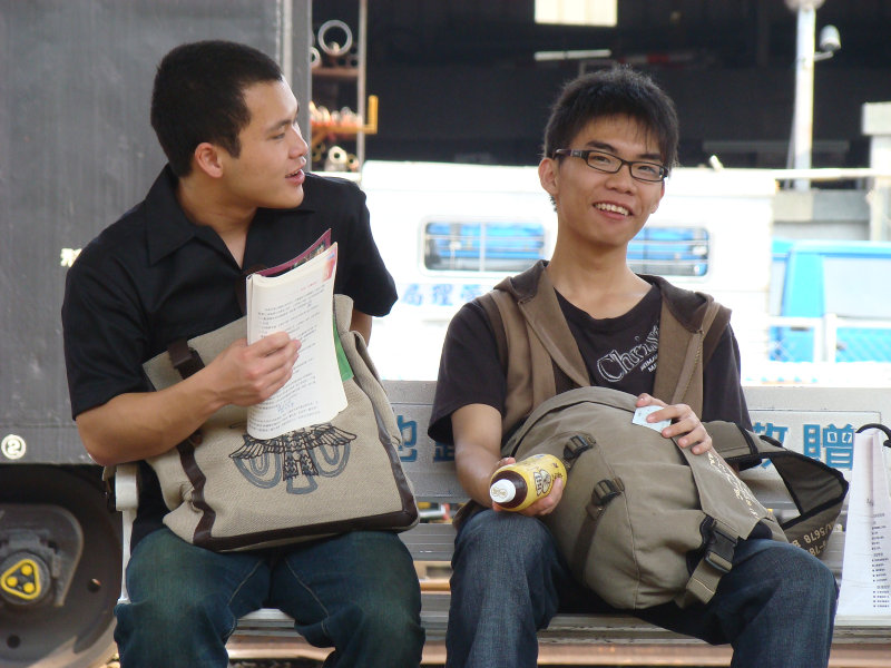 台灣鐵路旅遊攝影台中火車站月台交談旅客2009攝影照片396