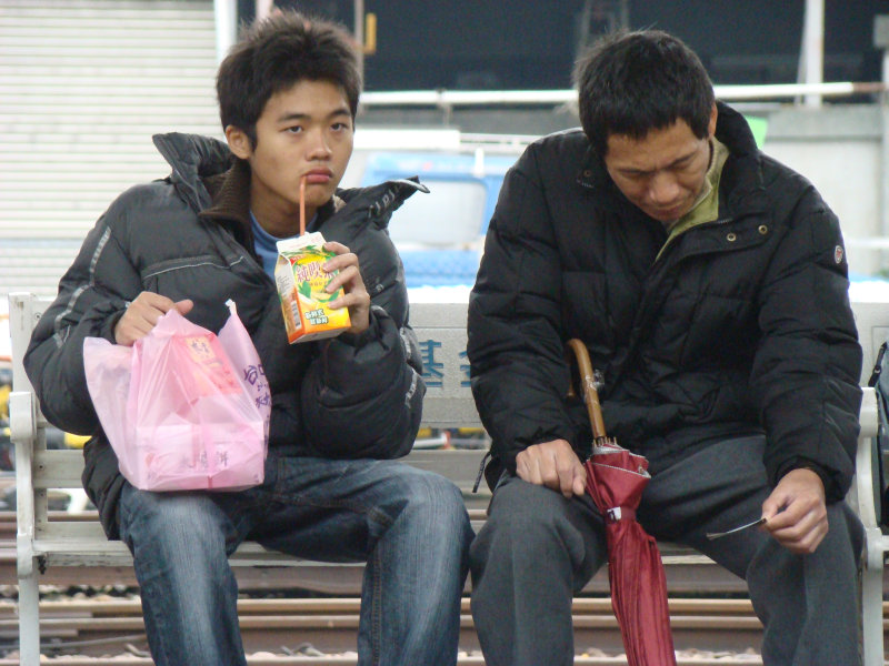 台灣鐵路旅遊攝影台中火車站月台交談旅客2009攝影照片399