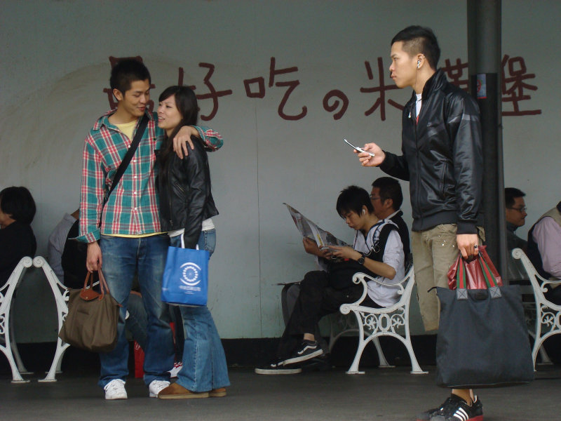 台灣鐵路旅遊攝影台中火車站月台交談旅客2009攝影照片402