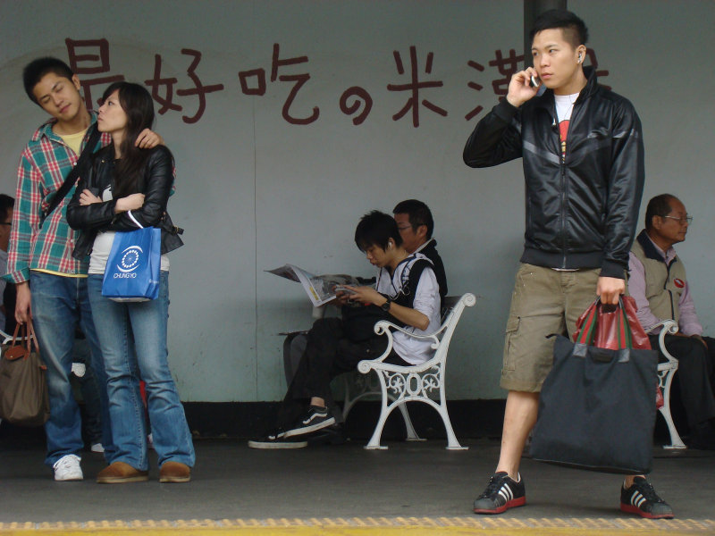 台灣鐵路旅遊攝影台中火車站月台交談旅客2009攝影照片403