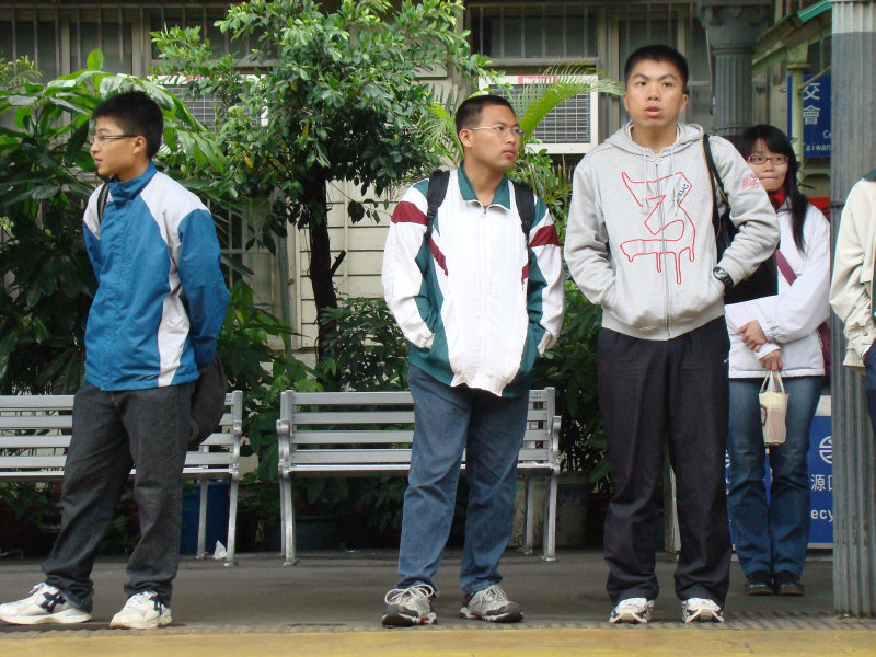 台灣鐵路旅遊攝影台中火車站月台交談旅客2009攝影照片414