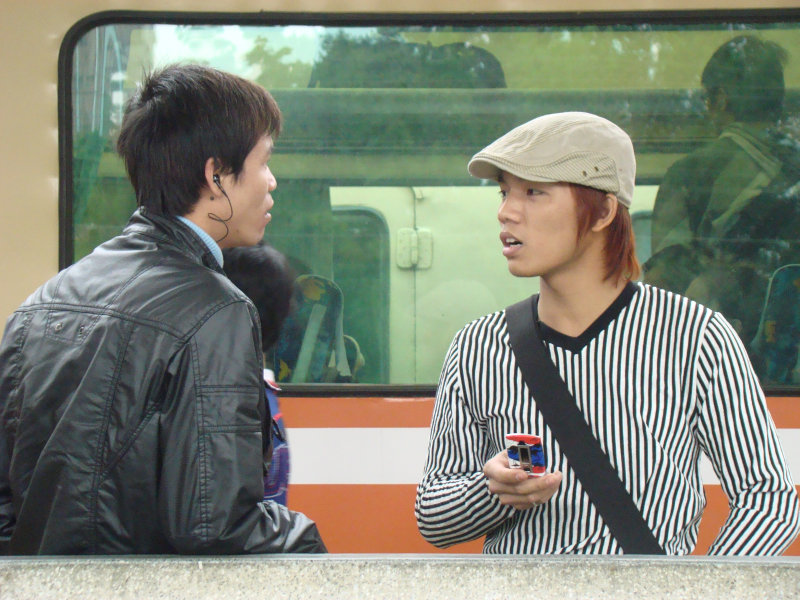 台灣鐵路旅遊攝影台中火車站月台交談旅客2009攝影照片421