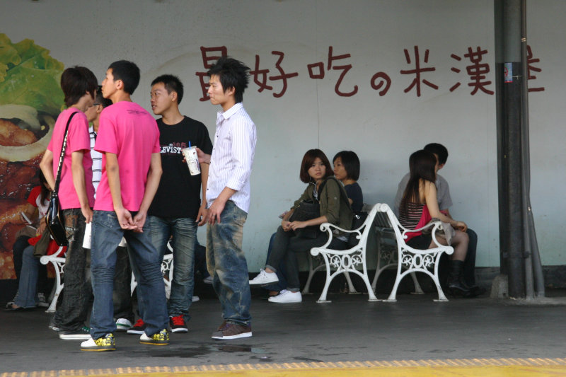 台灣鐵路旅遊攝影台中火車站月台交談旅客2009攝影照片422