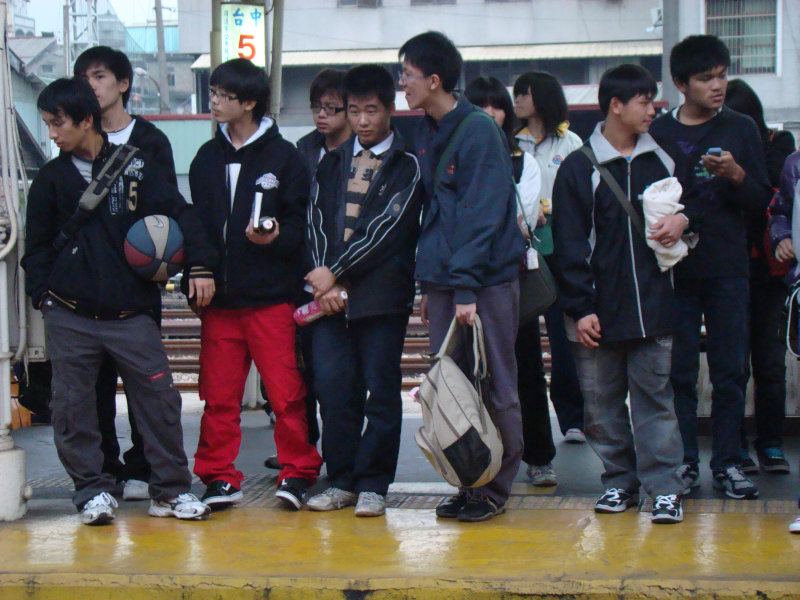 台灣鐵路旅遊攝影台中火車站月台交談旅客2010攝影照片2