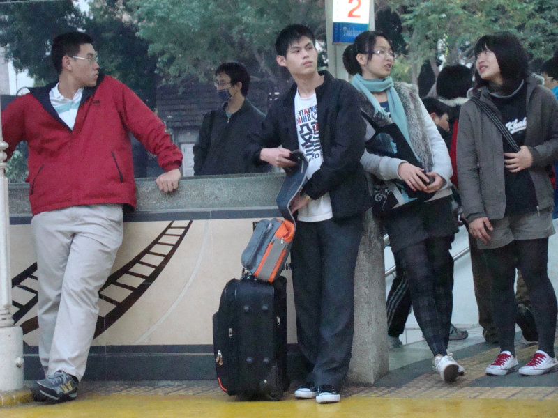 台灣鐵路旅遊攝影台中火車站月台交談旅客2010攝影照片5